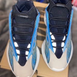 YEEZYS 700 V3 ARZARETH